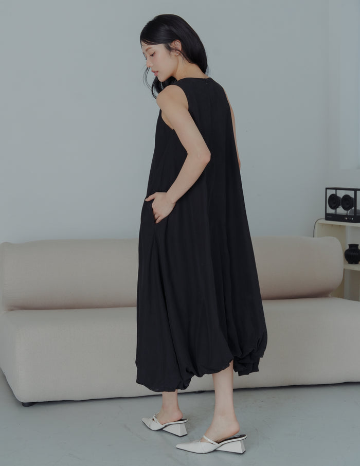 Jocelyn Bubble Midi Dress in Black