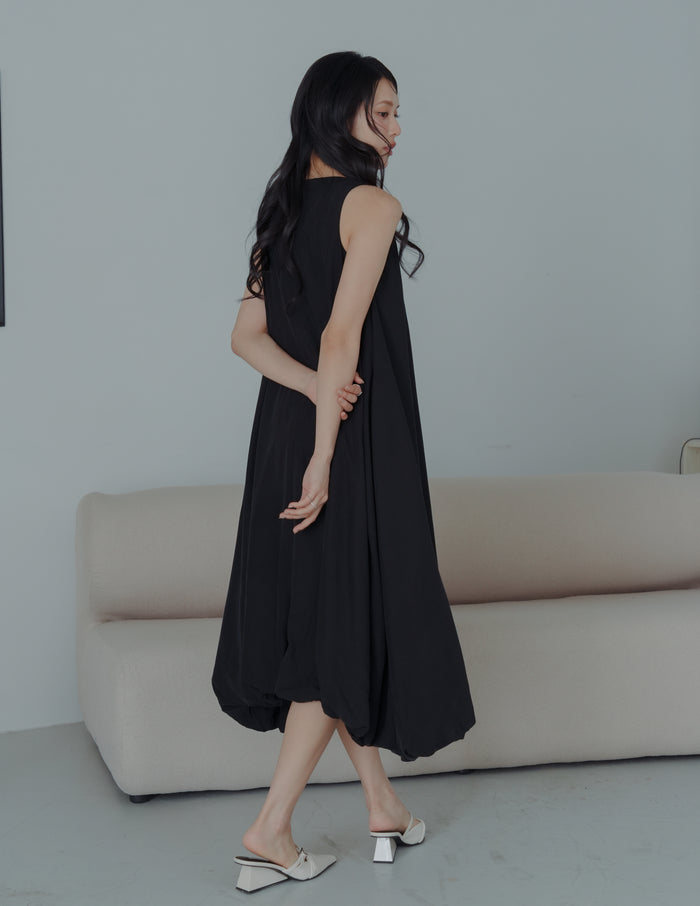 Jocelyn Bubble Midi Dress in Black