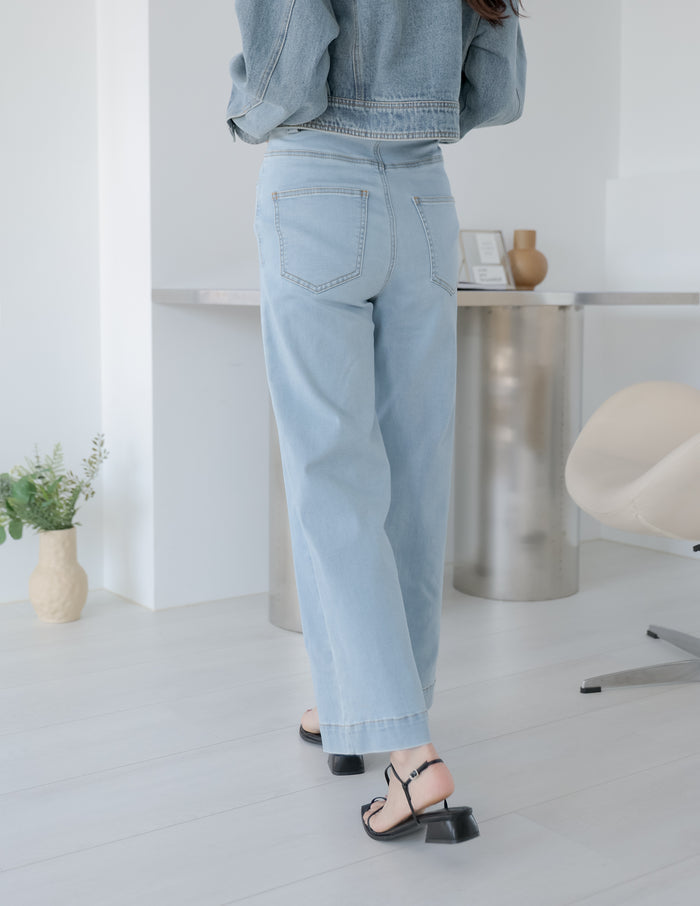 Nadine Straight Leg Jeans in Light Wash